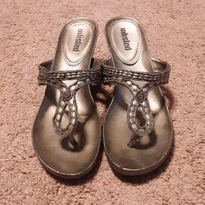 Unlisted wedged shoes